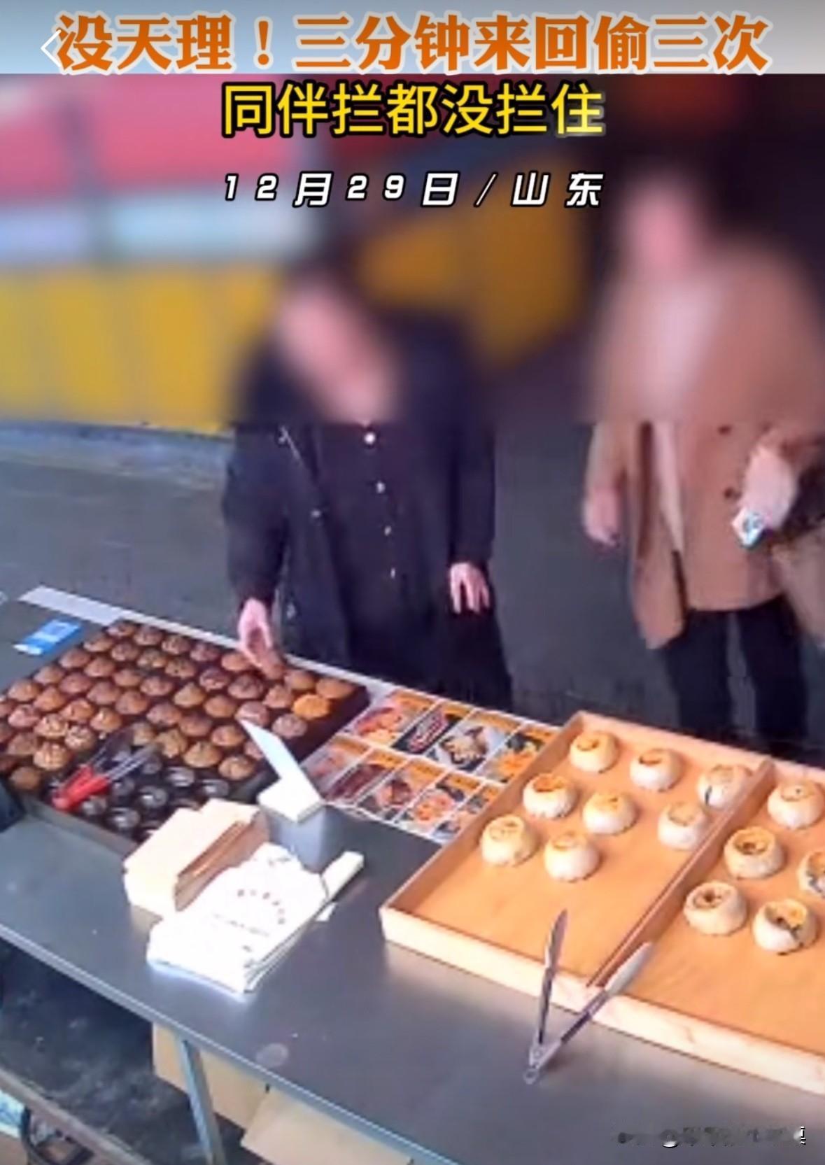 女子路过甜品摊，三分钟时间来回偷了三次蛋糕。女子的同伴阻止了好几次，都没拦住！