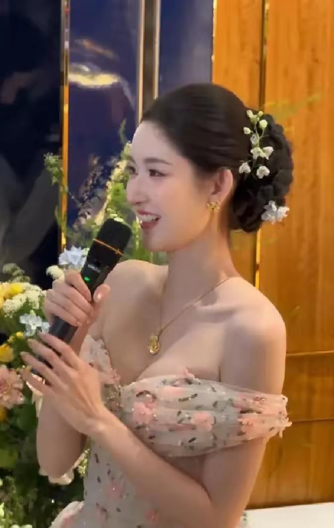 王玉雯从2022年还走清冷甜妹路线，到2024年把刘亦菲的簪花、牛仔外套、侧分刘