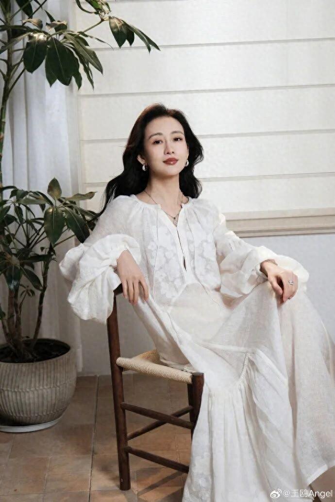 44岁演员王鸥宣布自己单身！ 大大方方的公开身份说明人品坦荡，现在的女人都活