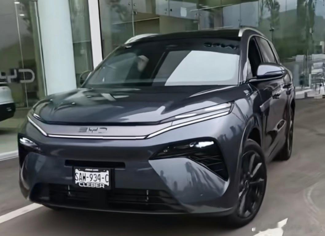 出口南美的比亚迪Atto8，也就是国内的唐L，没有高阶辅助驾驶，包围和轮毂和国