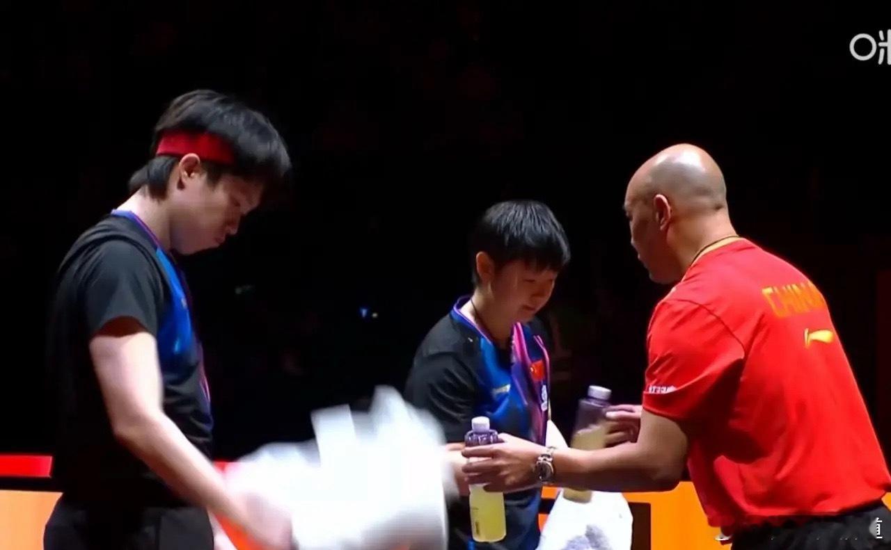 第四局是怎么啦？从未见过的比分，莎莎大头居然1比11输给了黄镇廷跟杜凯琹，明显不