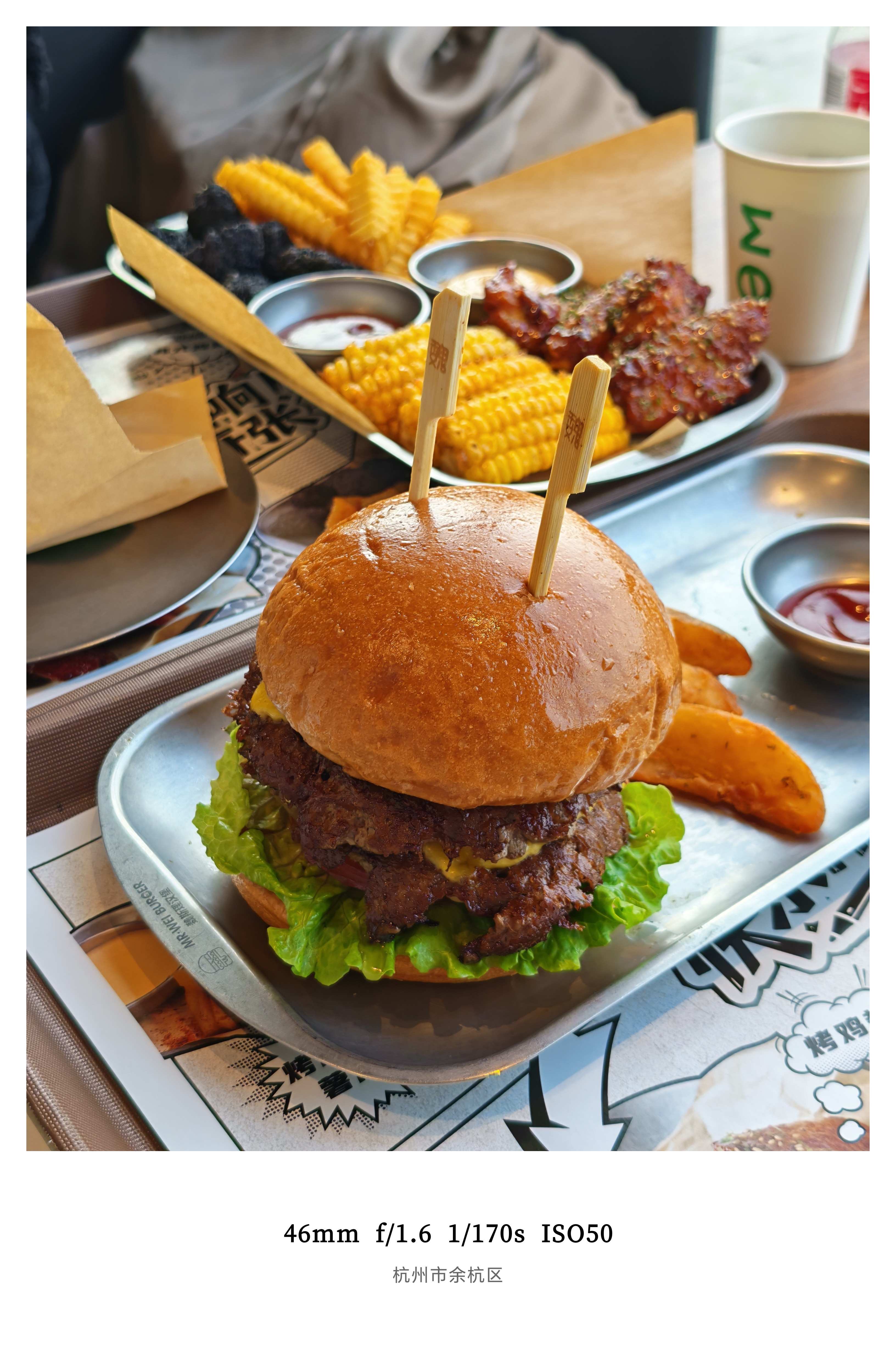 魏斯理汉堡终于开到杭州40块钱的双层牛肉堡太实诚了味道确实香，不过离开西安总感觉