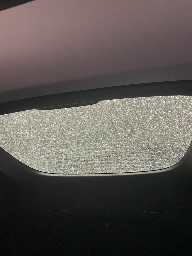 后窗玻璃自爆开着都挺好，昨晩下班开在路上，巨雷一声响，吓一大跳，以为是轮胎爆了