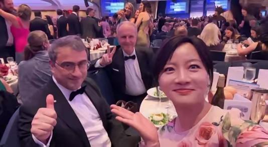 这就是王冰汝参加白G记者晚宴的一盘沙拉，一些青菜，还有一些水果，付了500刀。当