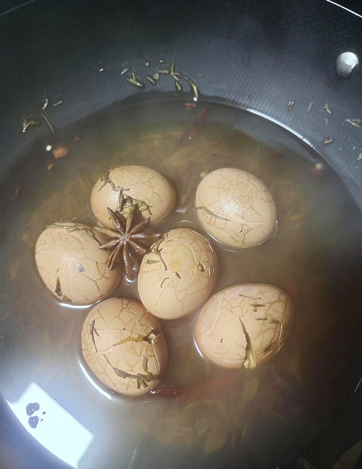 煮了几个茶叶蛋，儿子明早六点就要起程去南阳考试，他爸开车送他。儿子一次次奔赴战