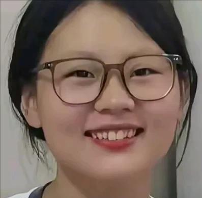 广西那位高考完用扁担挑行李回家的刘同学，开抖音了！还晒了正脸照！照片里这姑娘笑得