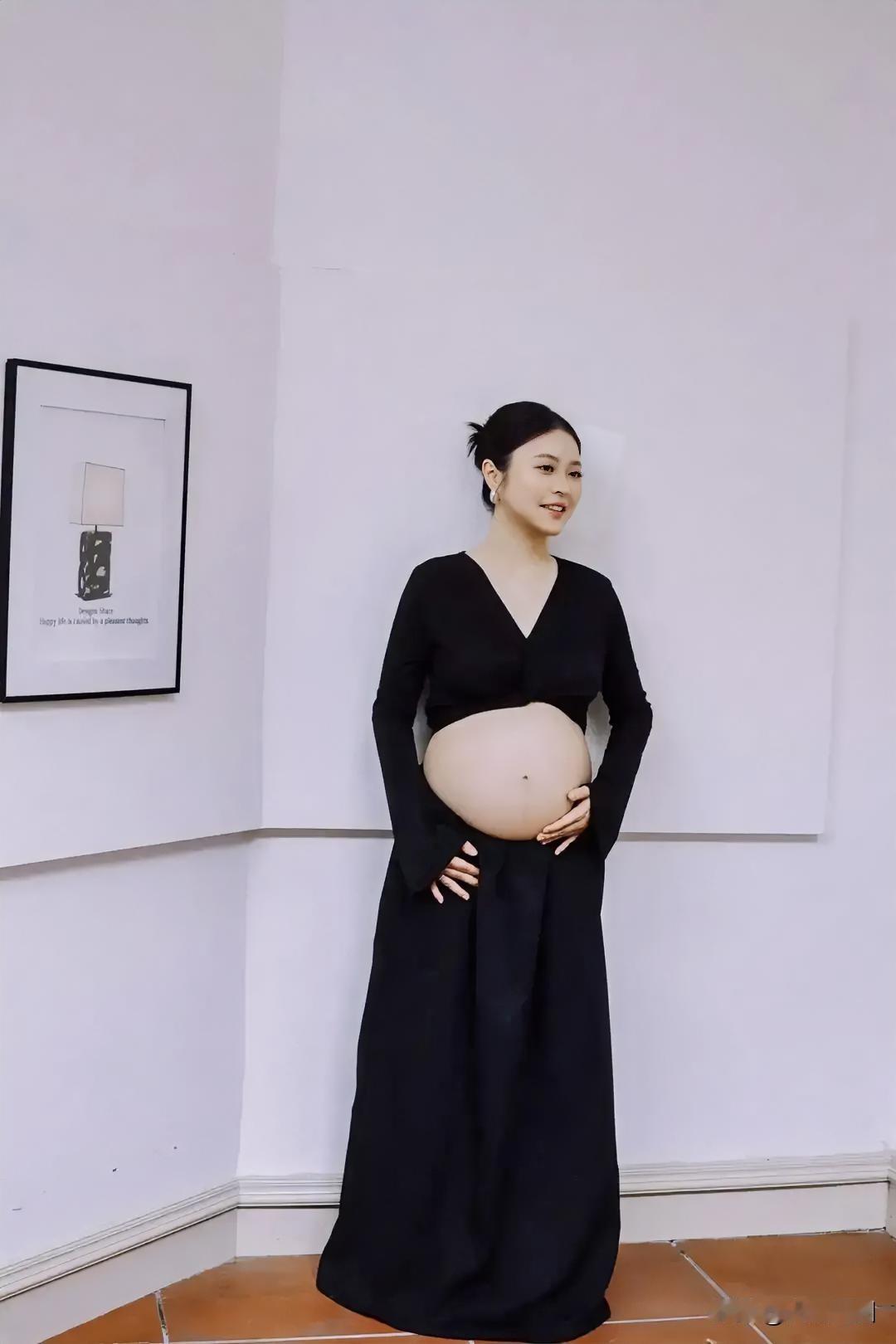 孕期的优雅瞬间，黑色长裙与孕肚巧妙融合。长裙孕妇照气质孕期穿搭黑色礼服孕照