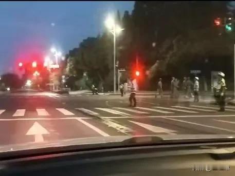 一大早，路过“国防七子”之一的南京航空航天大学路口，前面红灯闪烁，警察来回穿梭，