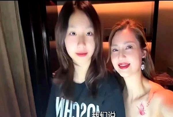 11岁女孩身高追平妈，继父20年零缺席家长会张晞彤现在出门被认成洪欣妹妹，