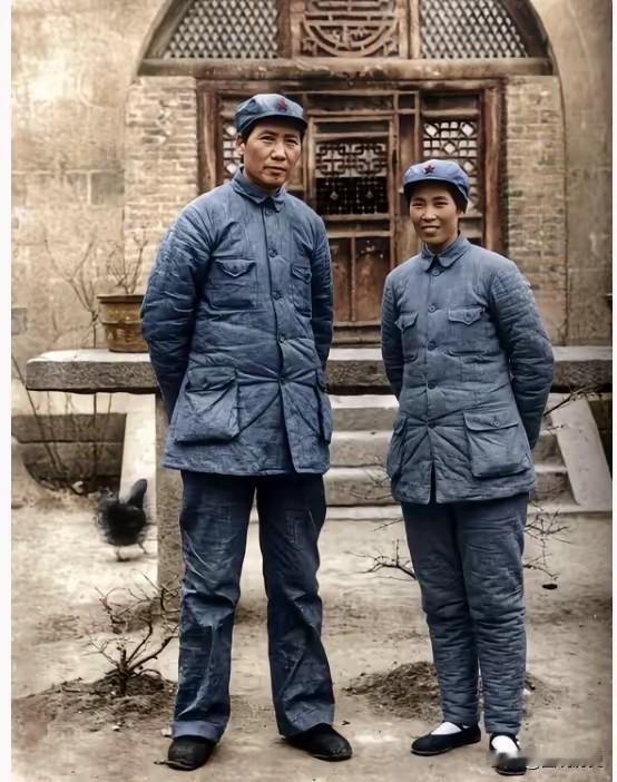他们是夫妻，更是战友一张毛主席夫妇在井冈山时期的合影，看他们穿着，看他们身上