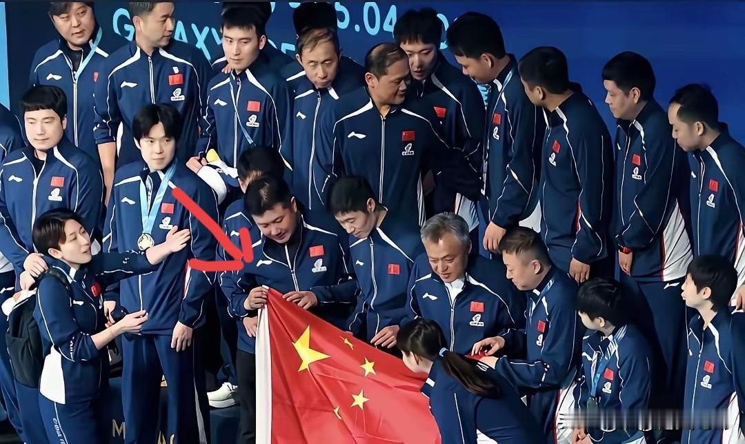 王楚钦看着王励勤和秦志戠兴致勃勃的摆弄着五星红旗，心里想想就后怕:主席和秦