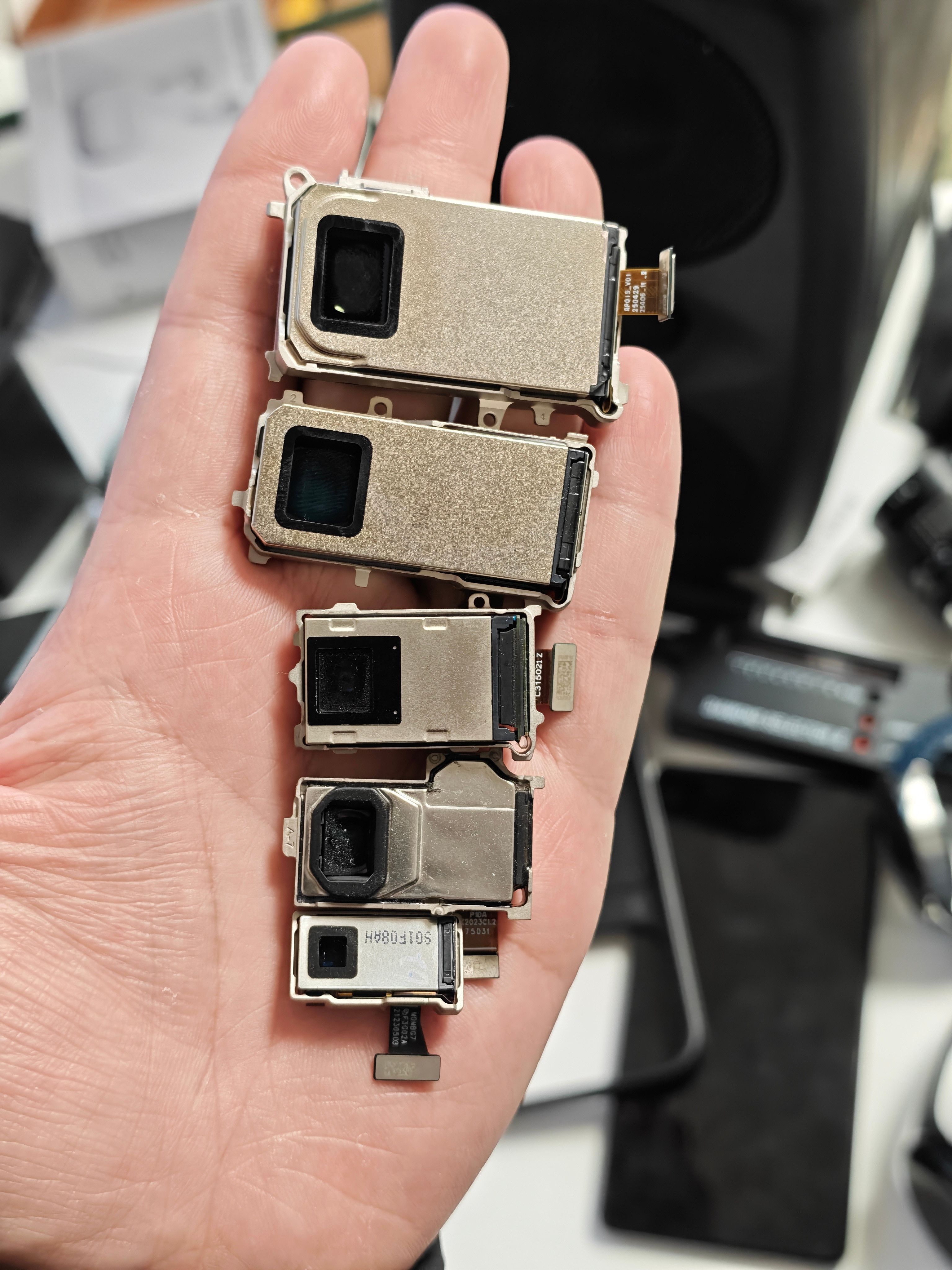 到家了，给大家来一点小小的影像模组震撼：从上到下分别是小米17Ultra1/1