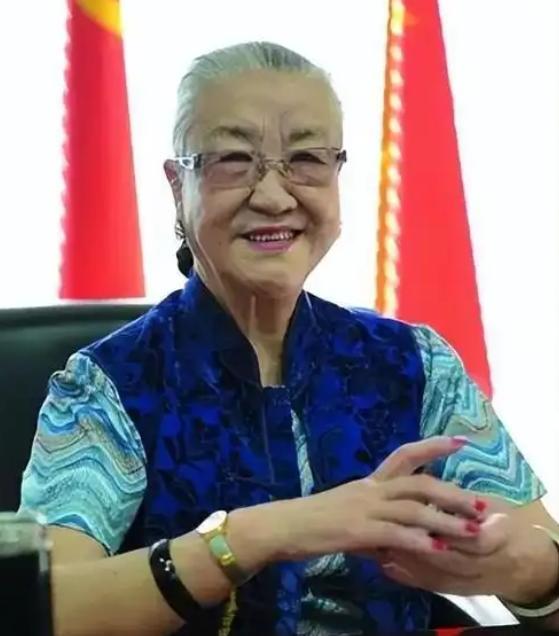 原国防部长耿飚的长女，一夜之间被查封了所有资产，她选择出走美国。在离开时她发誓：