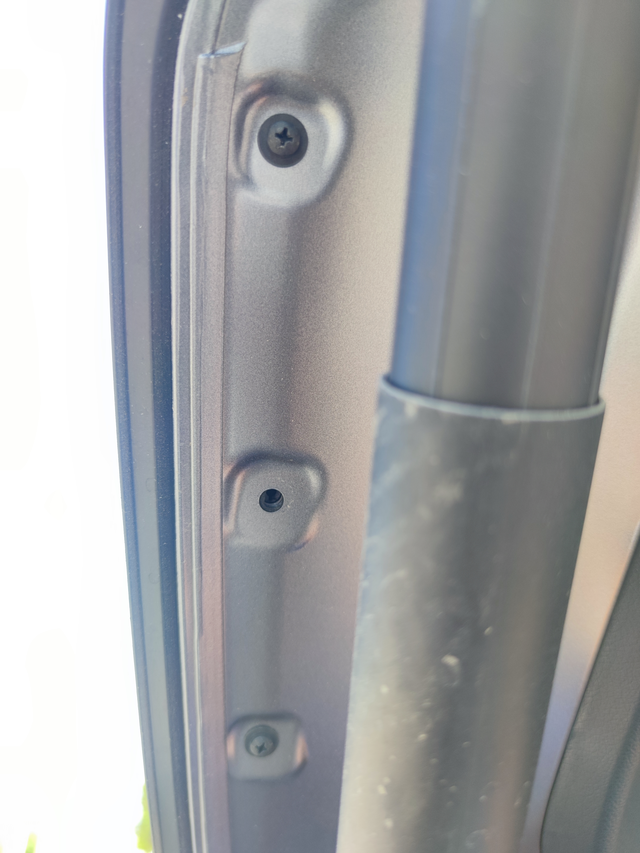 毫米波雷达脱落掉螺丝路上跑着跑着跳紧急制动故障，下来一看，毫米波雷达都脱落了。