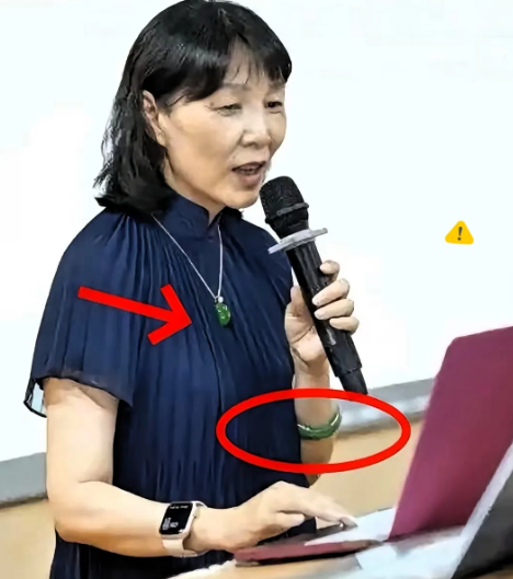 看了杜建英身上的首饰才知道什么叫做真正的老錢风！毕竟她一个手镯就要五六十