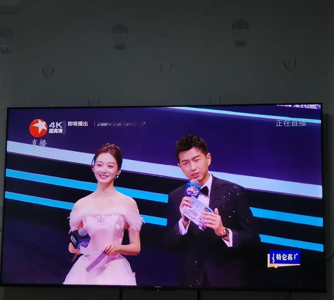 主持人全程背对镜头！镜头里只剩后脑勺，观众在弹幕刷屏：这是主持还是站桩？跨