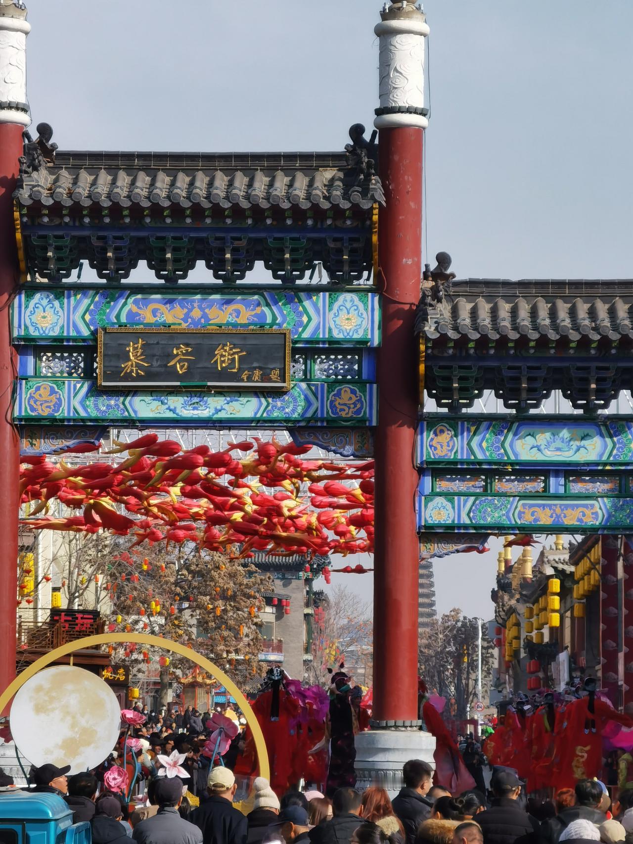 不少地方年味越来越淡，但东北过年仍然年味十足，是因为以下几点：1、可以放鞭