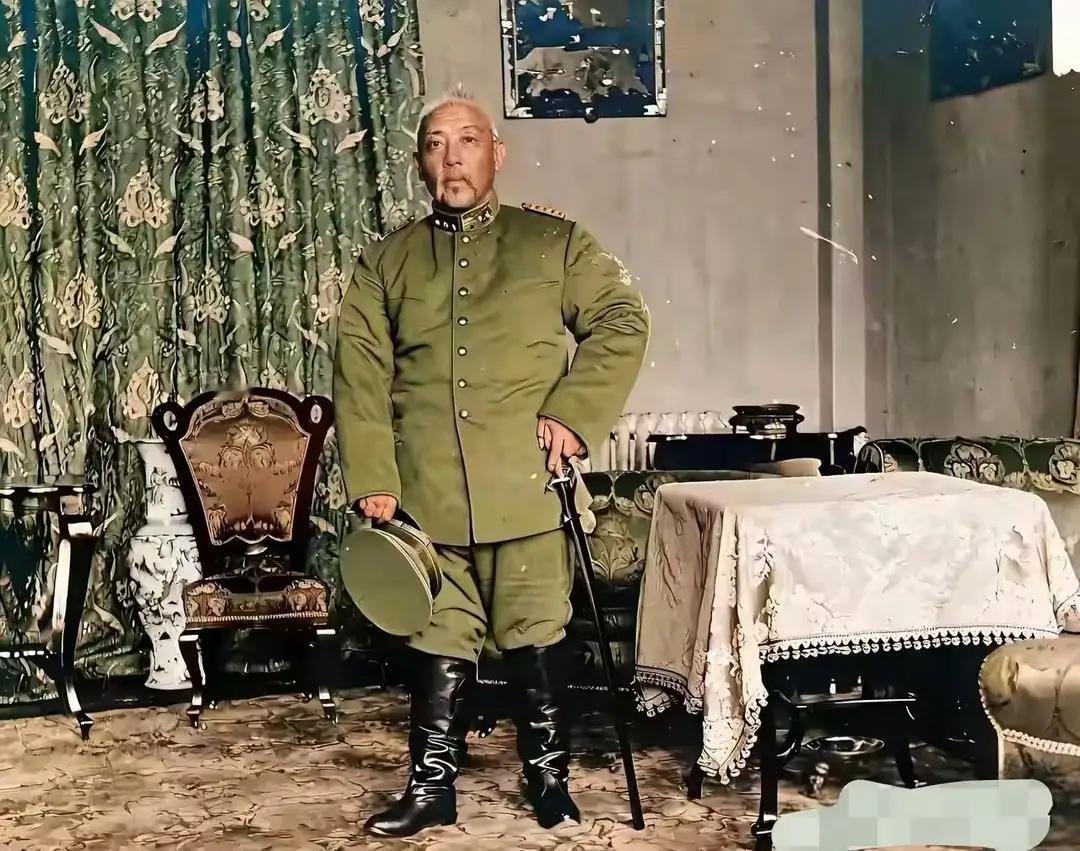 1913年，袁世凯罕见军装照，他相貌平平却自带一股久居上位的气场