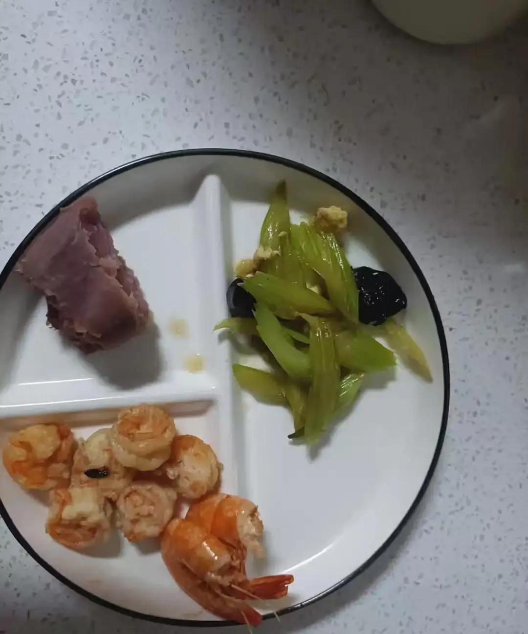 同事刷到一条帖子，说她们办公室那位曾经从155斤瘦到100斤的姑娘，最近总在工位