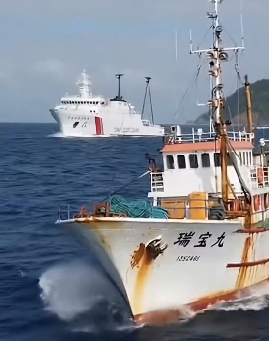 中国海警驱离进入我钓鱼岛领海的非法渔船，释放出多重强烈信号。一方面，彰显中国维