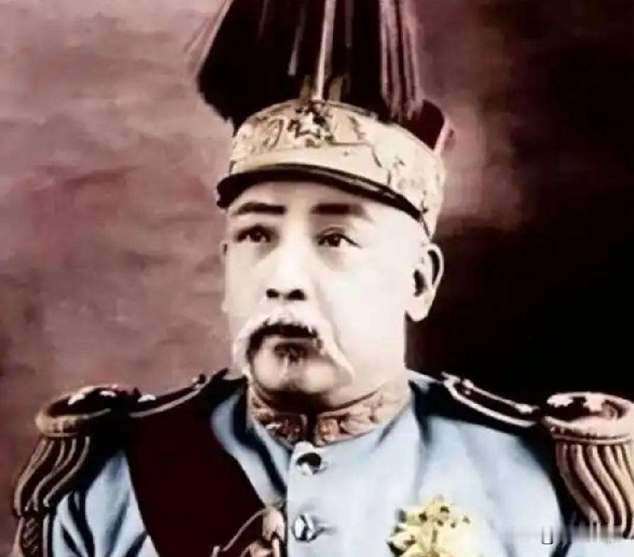 袁世凯的五姨太又把他的九姨太抓了起来，用绳子吊在半空，拿着鞭子一次一次抽着九姨太