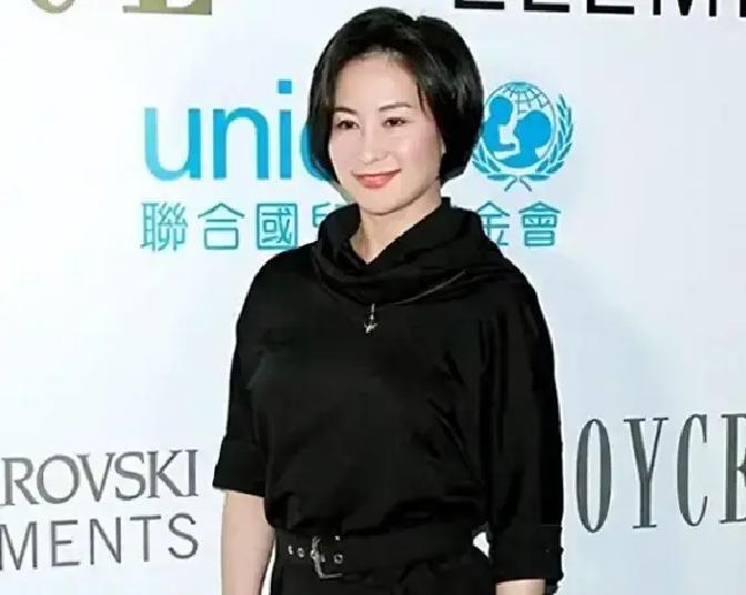1993年，何超琼刚接触家族的生意，赌王对崩牙驹说：“阿驹啊，这是超琼，以后有事就拜托你照顾…”崩牙