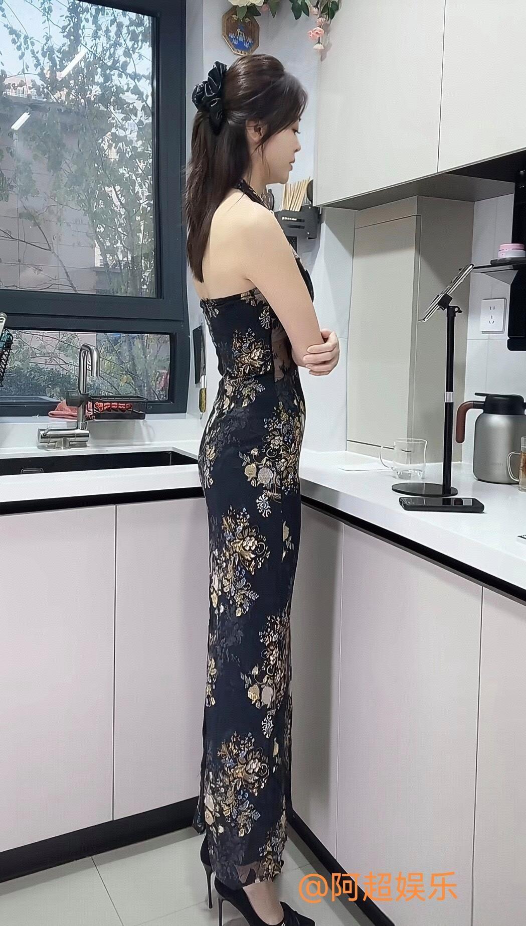 上得厅堂下的厨房厨房也能是穿搭秀场，新入的挂脖长裙太戳我啦！黑金花纹自