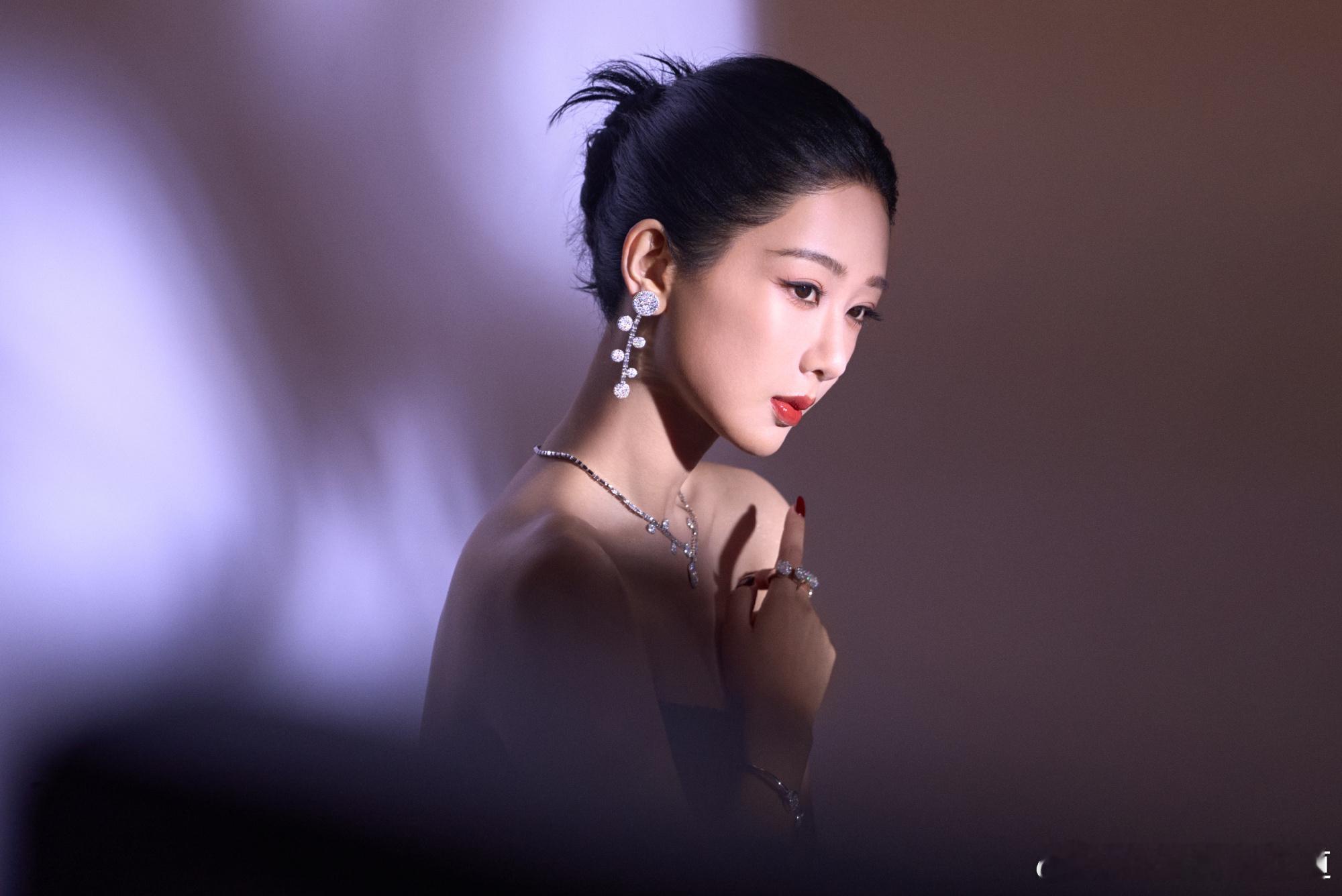 V金九刊三套高定杨紫V金九刊三套高定，最喜欢第五张，太美了。你说这些妆造是霸气御