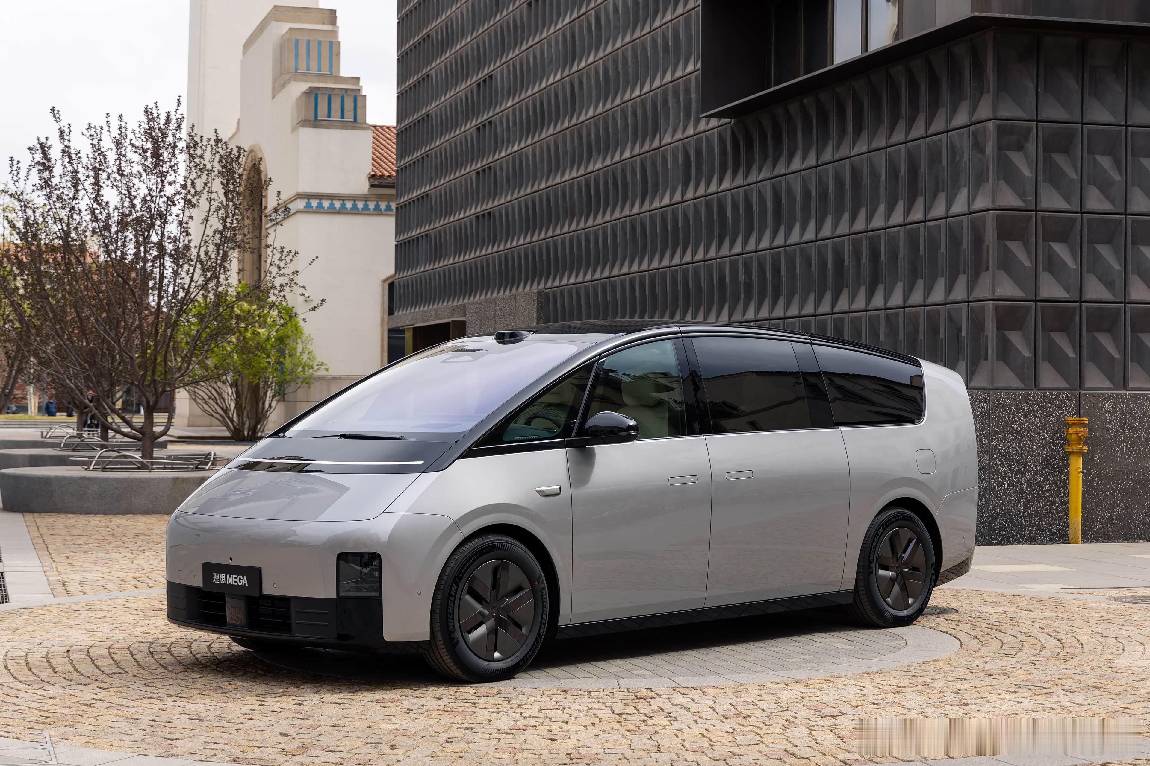 理想MEGA在近日完成了第3万台交付，距离交付第2万台MEGA过去了差不多4个月