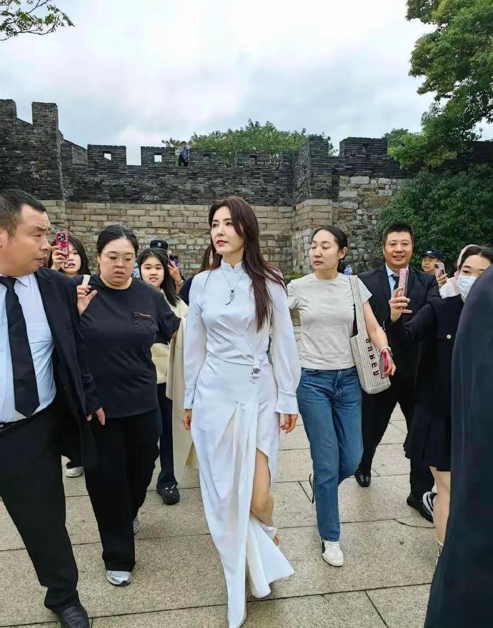 我只能说她的容貌惊艳众生，难怪说她是中戏三千年难得一出的美女啊。不过也确实，她的