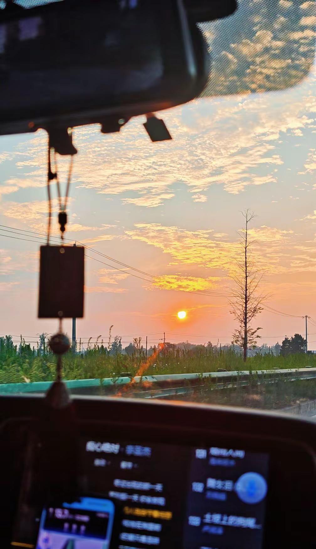 没什么爱好，就喜欢乱拍照，因为留不住的东西太多了...镜头下的夕阳治愈系风景都