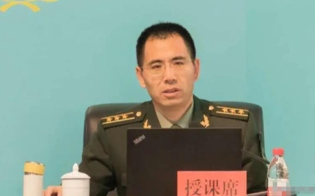 “泪目！”内蒙古一光棍收养两个月大男婴，含辛茹苦把他养大。40年后，男孩当上了武