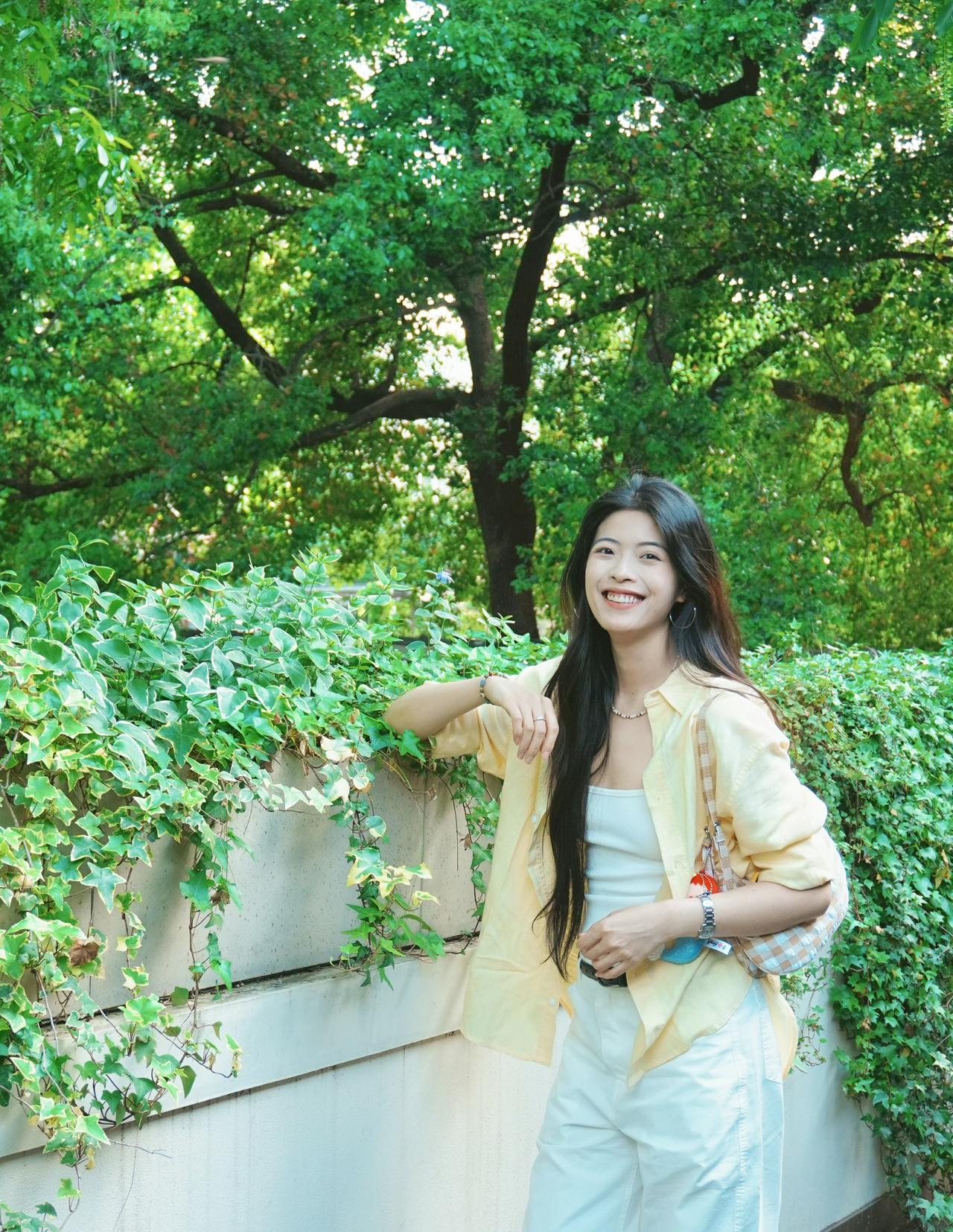 夏日漫行，在满屏绿意里兜兜转转风裹着草木的清香，日子柔软又明亮一身松弛穿搭，