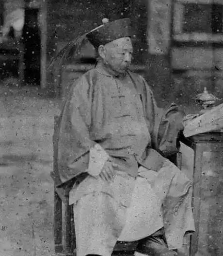 1877年，兰州街头，左宗棠微服私访，突然看见一招牌，上书：”天下第一棋手”。