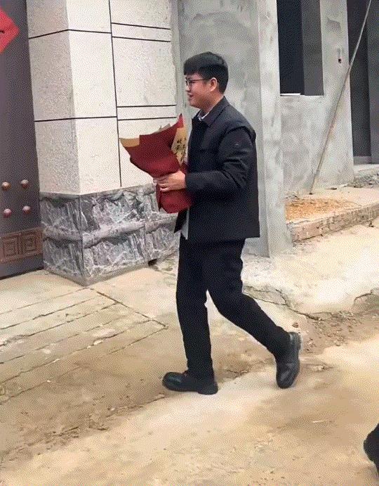 笑不活,河南,一男子去对象家提亲,结果上门时,把门口等待的丈母娘一眼认出来了,但