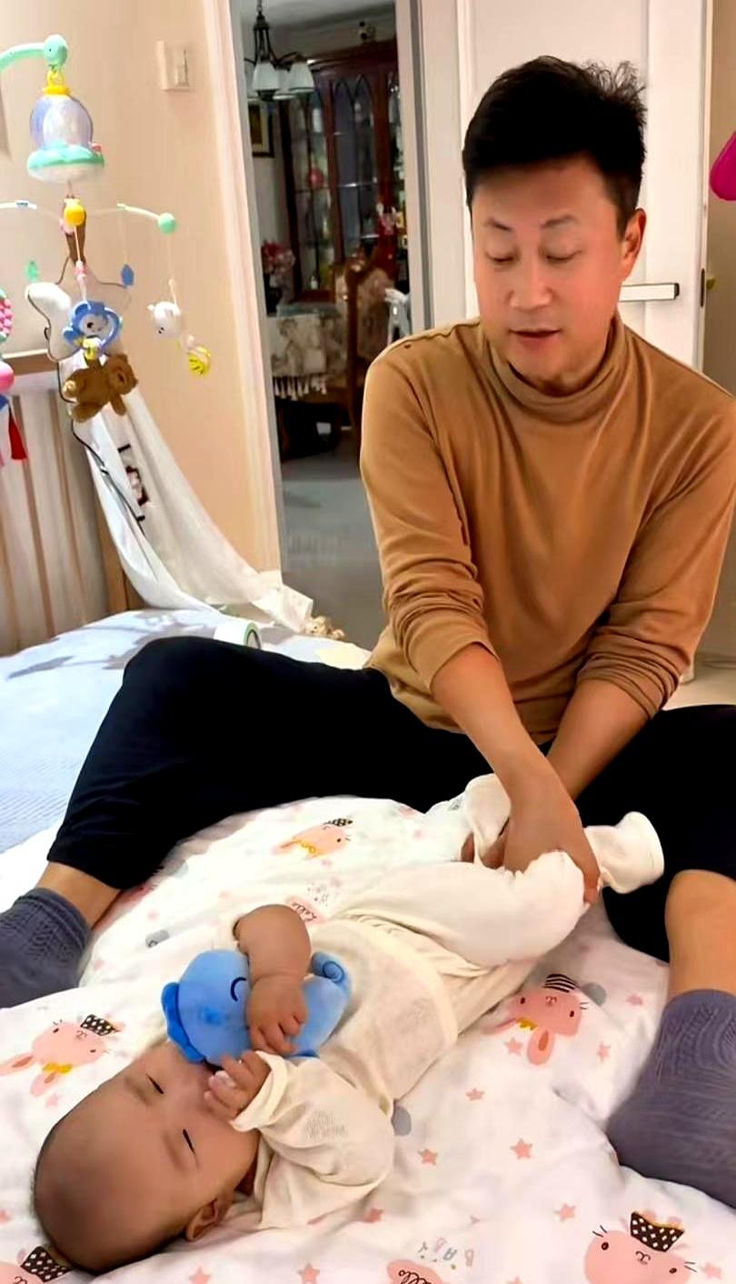 都说爸爸带娃活着就行，但你看耿为华这宠娃日常，简直是把闺女当小祖宗供着！他最新