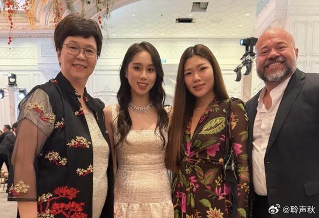 何猷君奚梦瑶婚礼答谢宴家族成员齐聚。何超琼坐第一排观礼，何超云一身红裙很抢眼，二