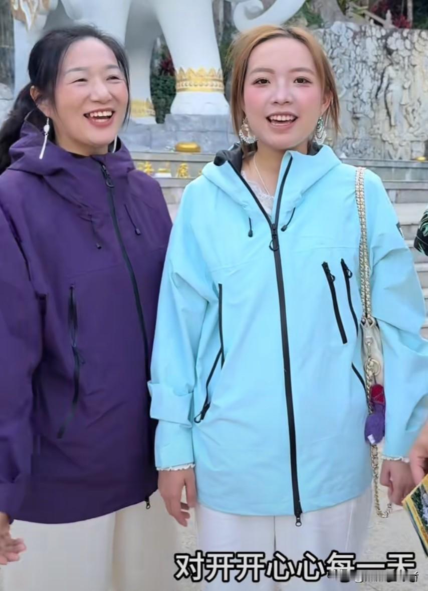 今天下午，谢浩男妈妈许健华更新了一条视频。视频里，谢浩男妈妈许健华、大妹还有战友