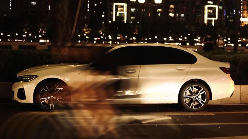 年轻人买宝马三系还是五系呢？一步到位，买五系。因为现在的三系和五系价格相差