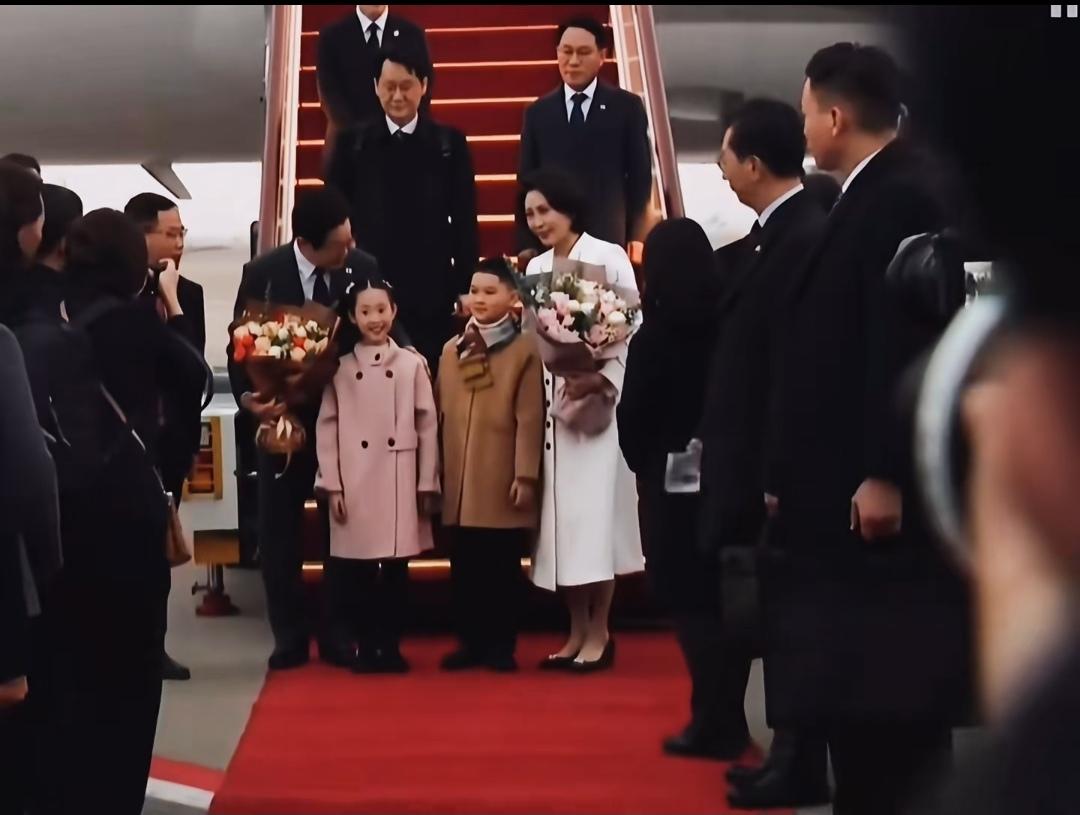 2026年1月6日下午，李在明和金惠景夫妇的专机平稳降落在上海，舱门打开时，金惠