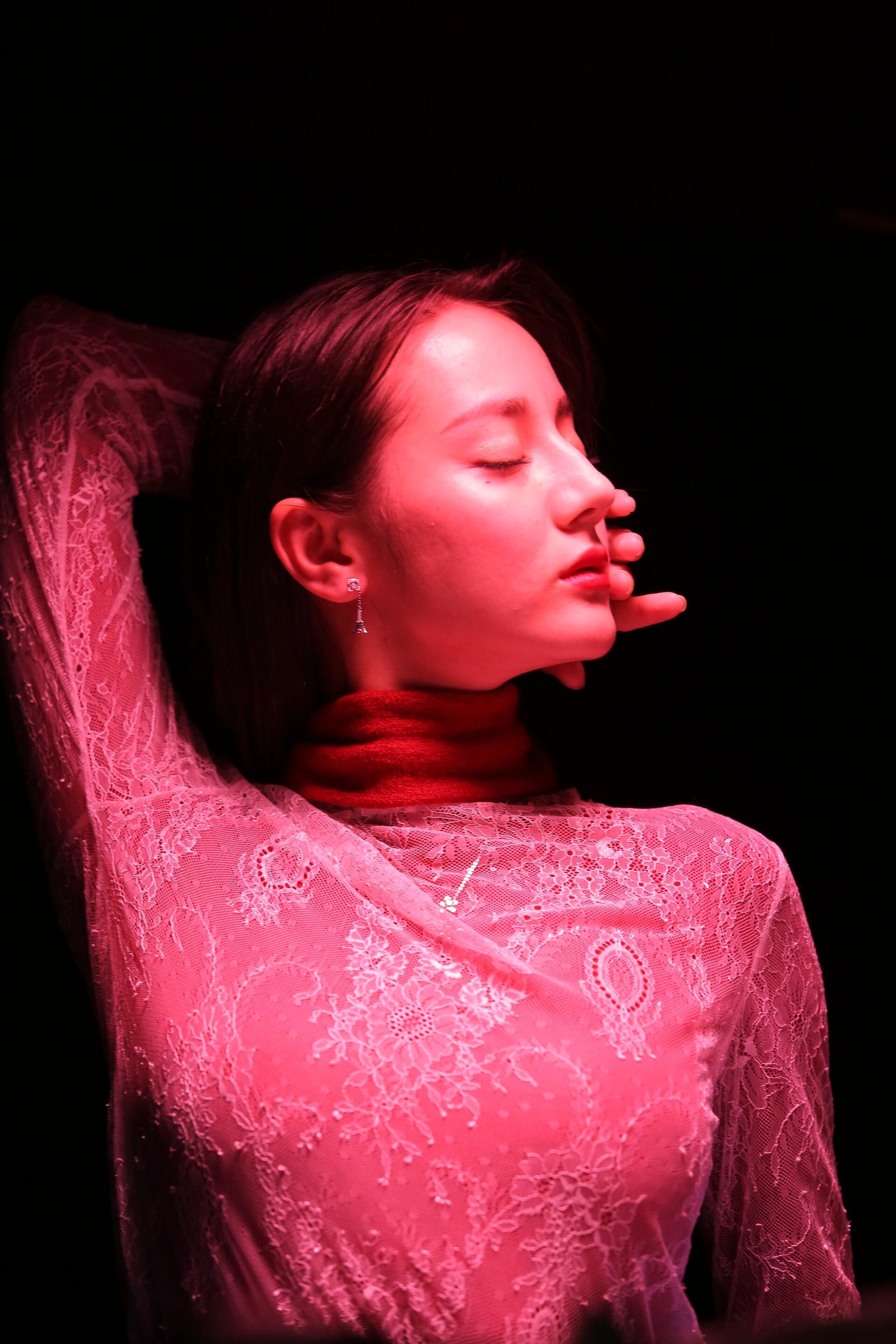 迪丽热巴这身材搭配红光感染力太强了