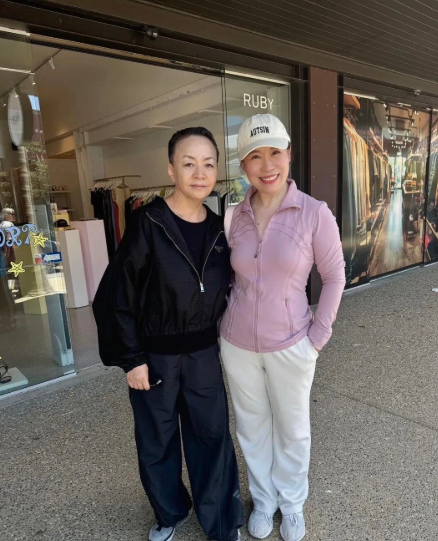 65岁的宋丹丹老了还是那么有气质，如果她能够换一个发型就完美了，感觉这种发型有点