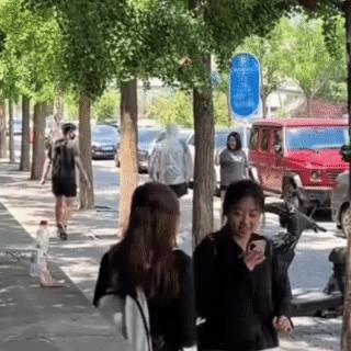 女孩儿蹦蹦跳跳的跟头哥打招呼，可能她并不知道，这一刻有多少人在羡慕她，又有多少人
