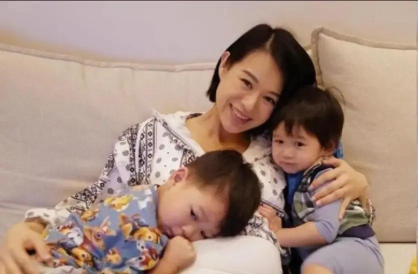 胡杏儿怀着三胎在台上拼命演哭戏、歇斯底里爆发的时候，台下没一个人看出来端倪，连导