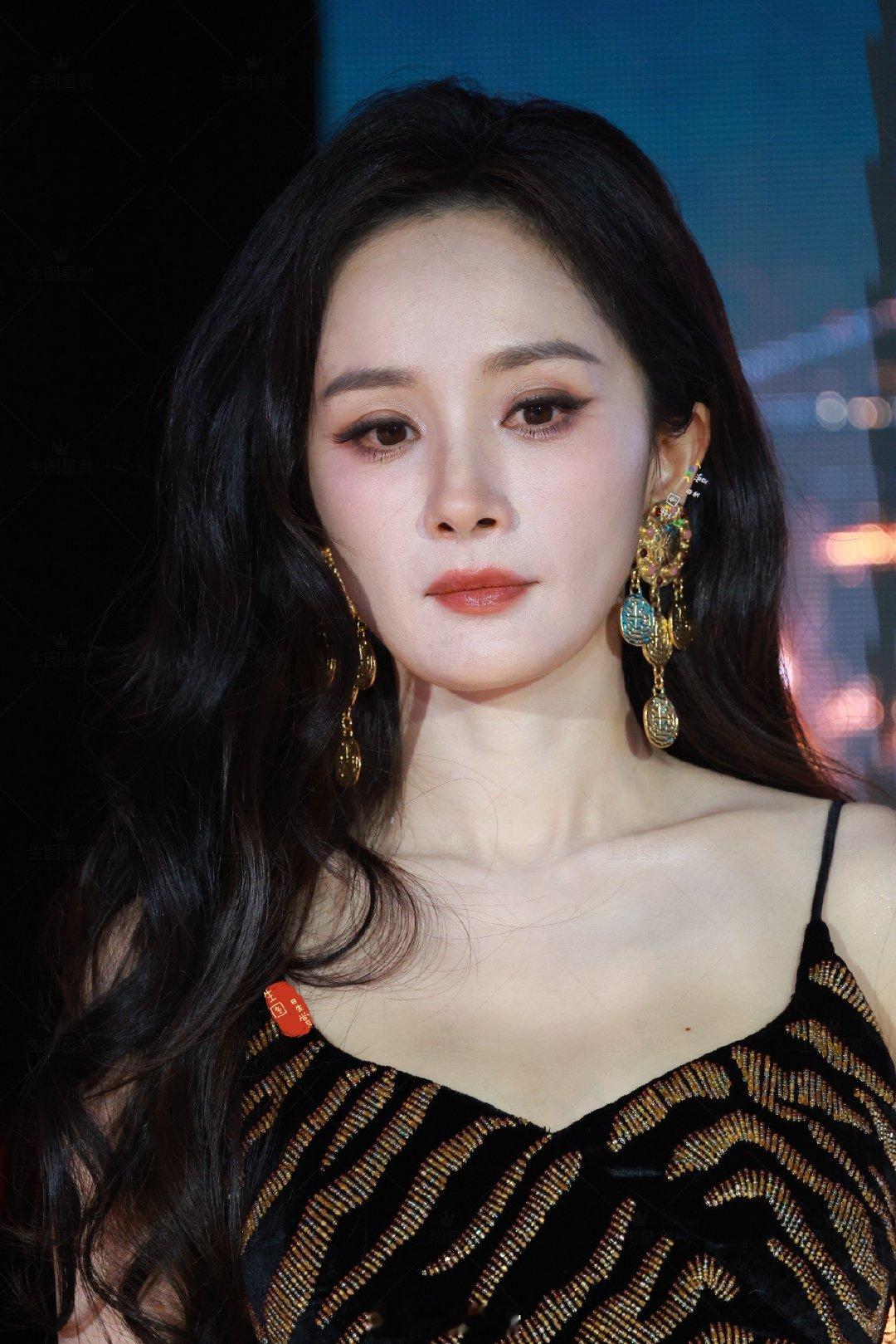 请欣赏名品幂腿！260909上海SW晚宴机位三生图#杨幂雷霆灯光下的顶级美貌##杨幂豹纹短裙#​