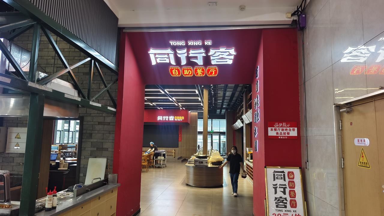 今天开了1150公里，到了唐山服务区。下午赶上了瓢泼大雨，连下了两个多小时，视野