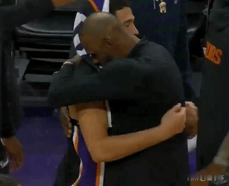 得到对手尊重！布克谈詹姆斯：“勒布朗是伟大的球员。”“我非常尊重他。”