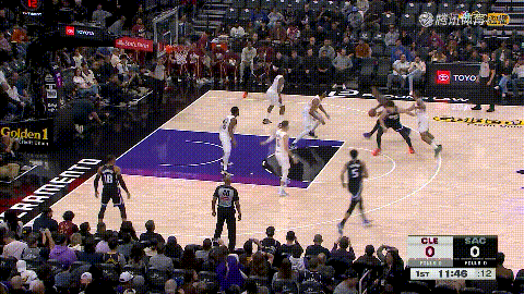 国王球星威斯布鲁克真是太嚣张了！在今天国王主场迎战骑士的比赛中，当时比赛进行到了