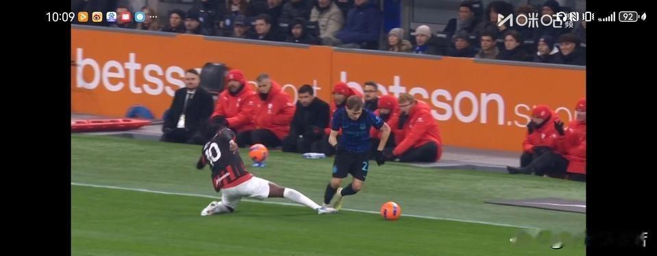 巴雷拉就是天生的演员，当球员真的委屈你了！这个球你说没碰到巴雷拉确实有点冤枉巴雷