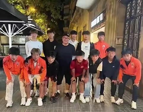 今天晚上，第6届“2034杯”小学生足球大会即将拉开帷幕，董路和他的足球小将们，